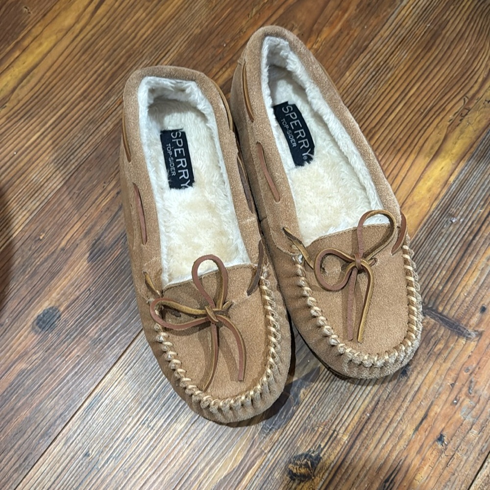 Women’s size 9 Sperry slippers- EUC